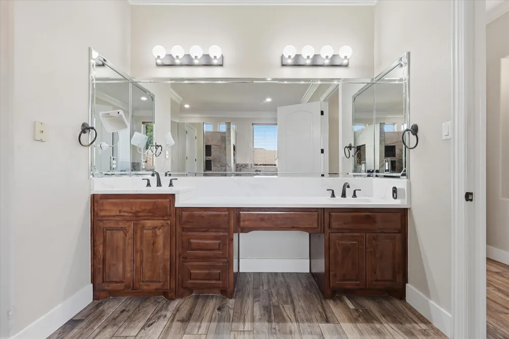 2056 Willow Bend Drive Oak Leaf, TX 75154