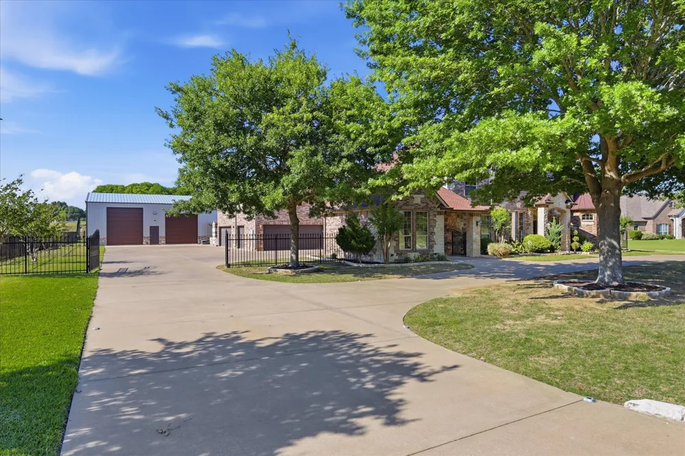 2056 Willow Bend Drive Oak Leaf, TX 75154