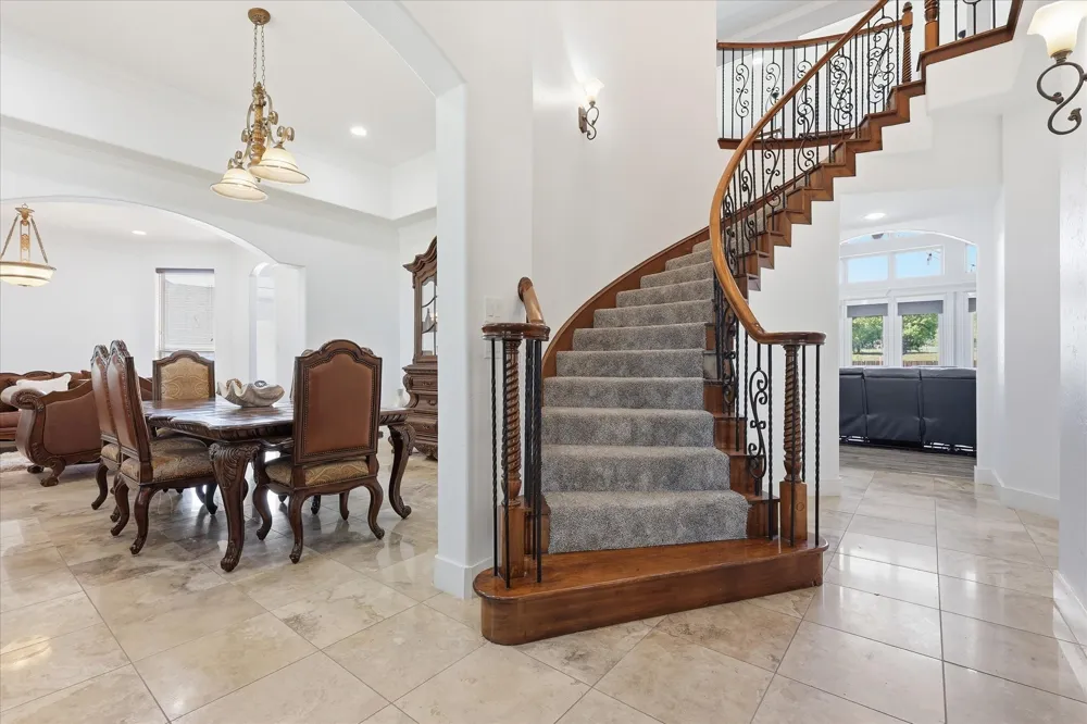 2056 Willow Bend Drive Oak Leaf, TX 75154