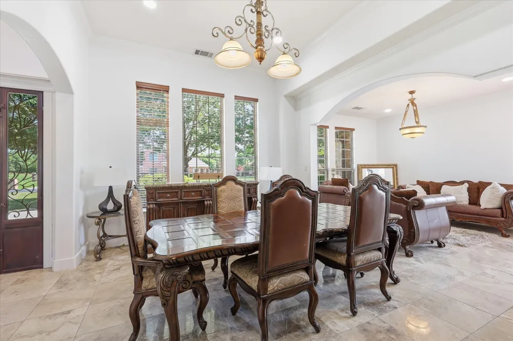 2056 Willow Bend Drive Oak Leaf, TX 75154