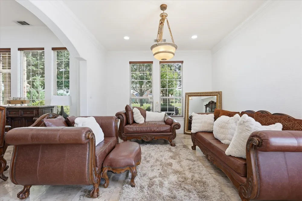 2056 Willow Bend Drive Oak Leaf, TX 75154