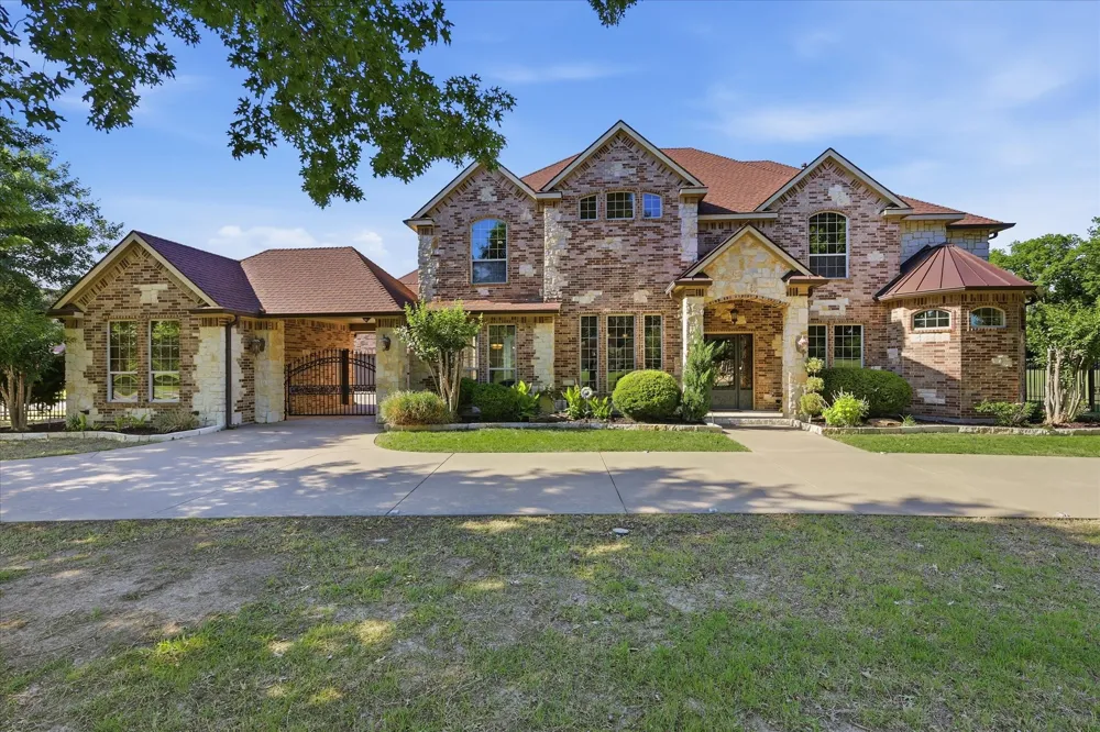 2056 Willow Bend Drive Oak Leaf, TX 75154
