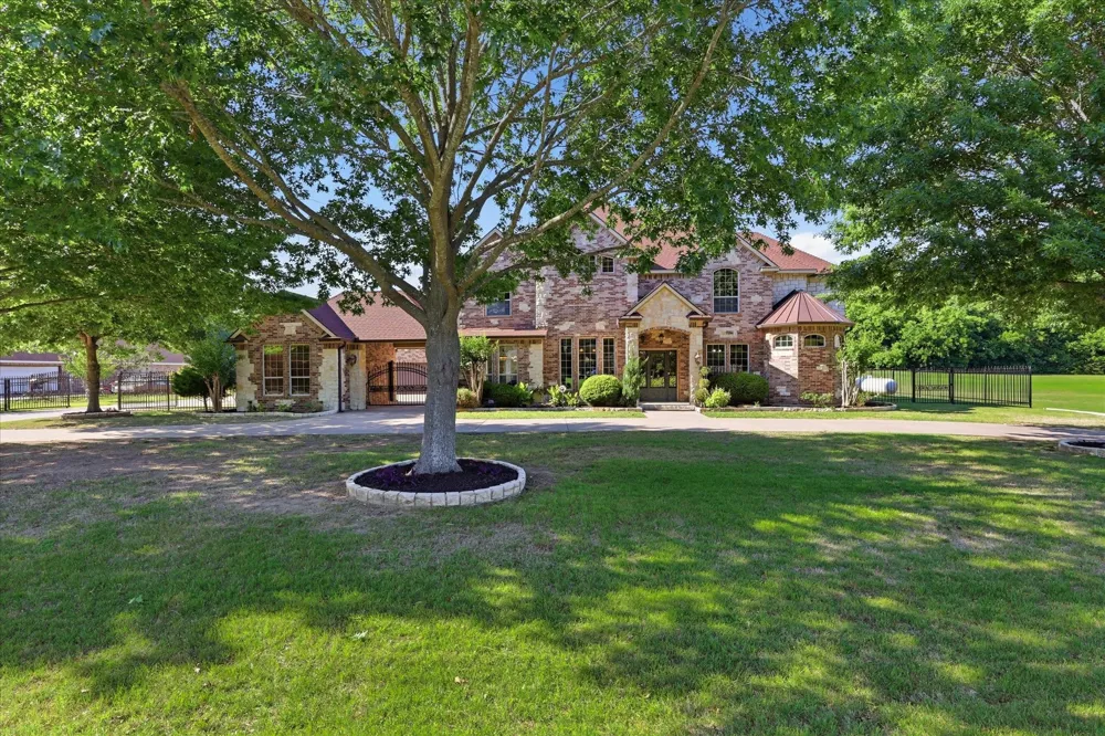 2056 Willow Bend Drive Oak Leaf, TX 75154
