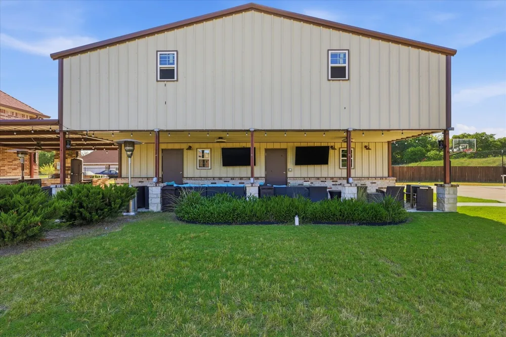 2056 Willow Bend Drive Oak Leaf, TX 75154