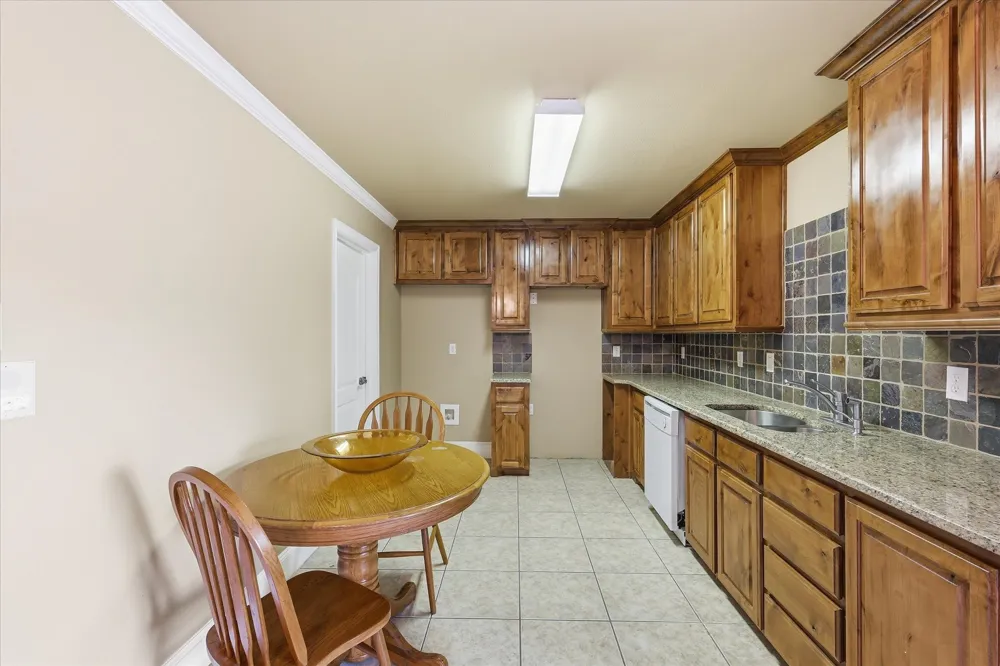 2056 Willow Bend Drive Oak Leaf, TX 75154