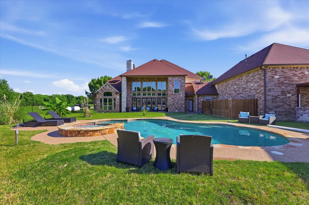 2056 Willow Bend Drive Oak Leaf, TX 75154