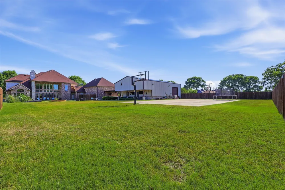 2056 Willow Bend Drive Oak Leaf, TX 75154