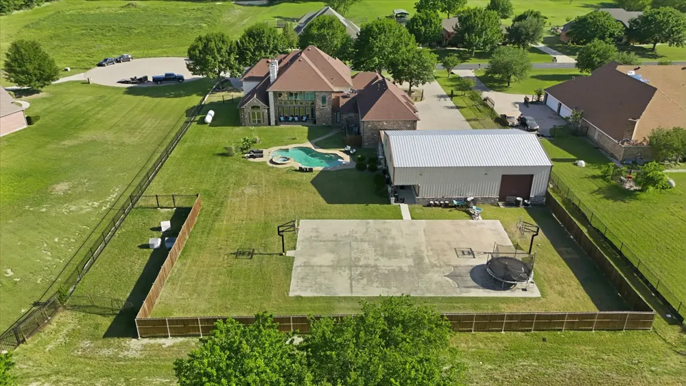 2056 Willow Bend Drive Oak Leaf, TX 75154
