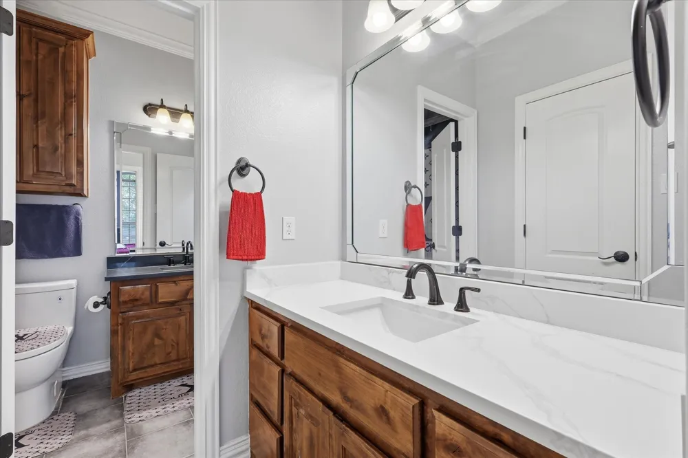 2056 Willow Bend Drive Oak Leaf, TX 75154