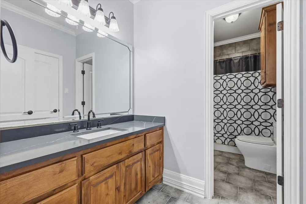 2056 Willow Bend Drive Oak Leaf, TX 75154