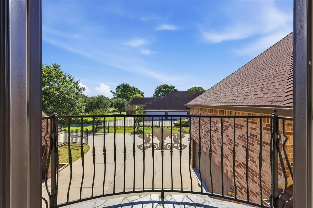 2056 Willow Bend Drive Oak Leaf, TX 75154