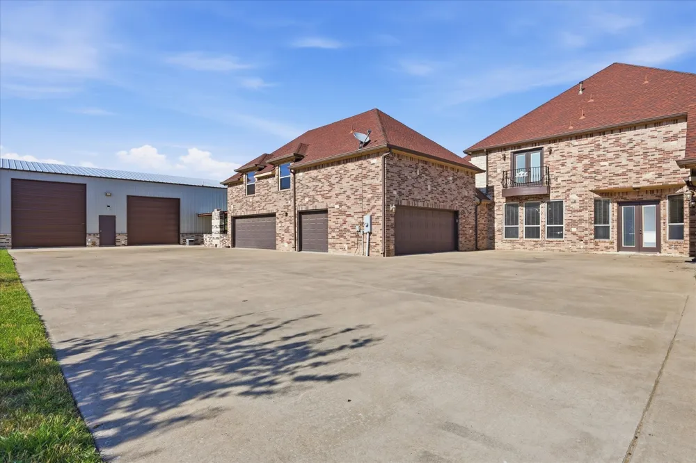2056 Willow Bend Drive Oak Leaf, TX 75154