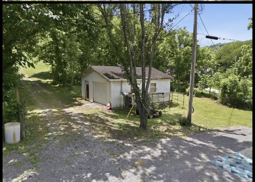 17 Dog Branch Rd S Pleasant Shade, TN 37145