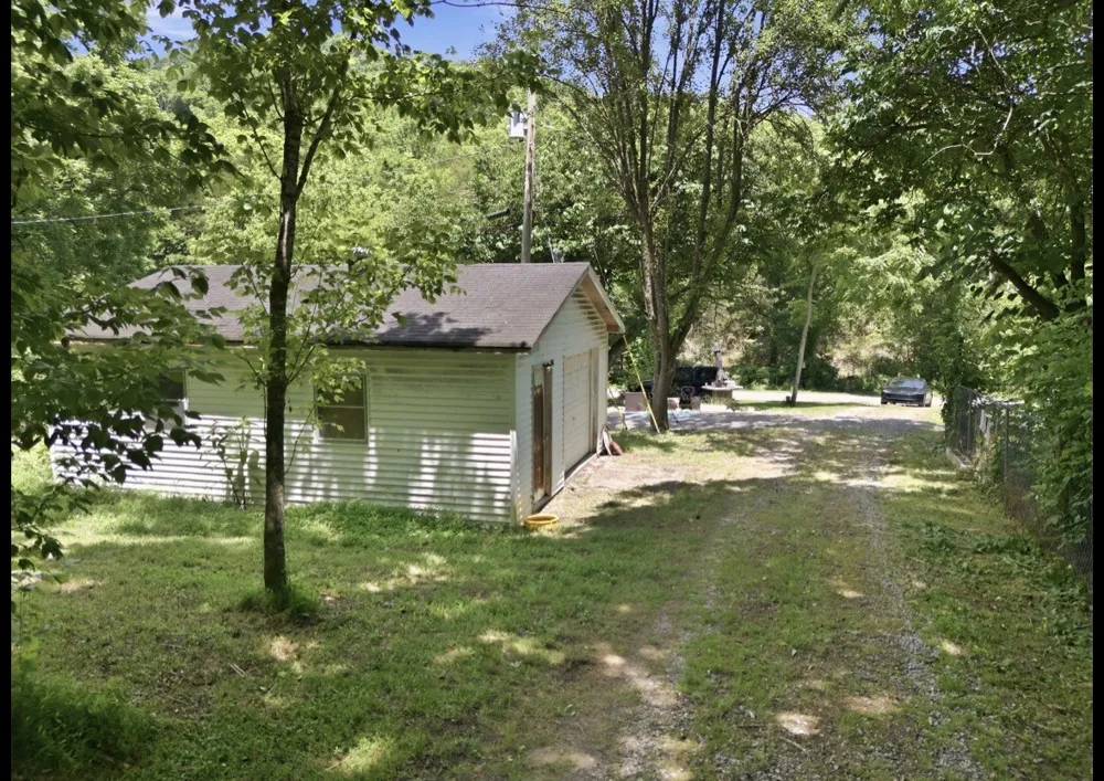 17 Dog Branch Rd S Pleasant Shade, TN 37145