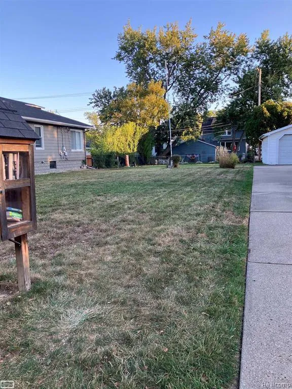 1137 LARKMOOR Berkley City, MI 48072