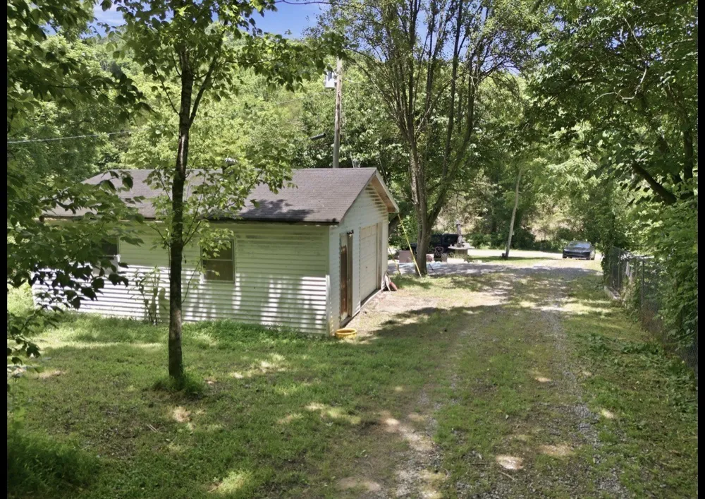 17 Dog Branch Rd S Pleasant Shade, TN 37145