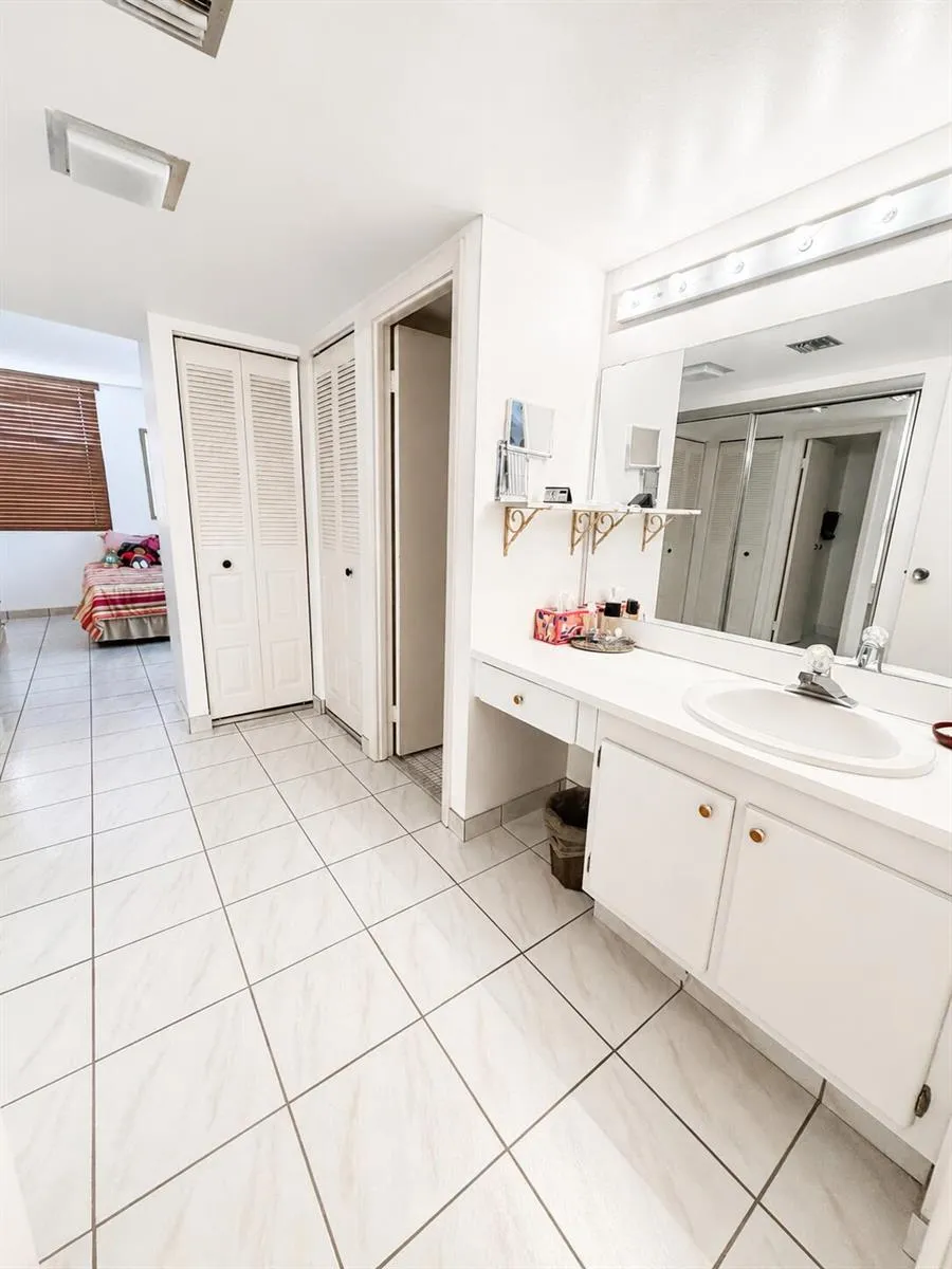 20301 W Country Club Drive #329 Aventura, FL 33180
