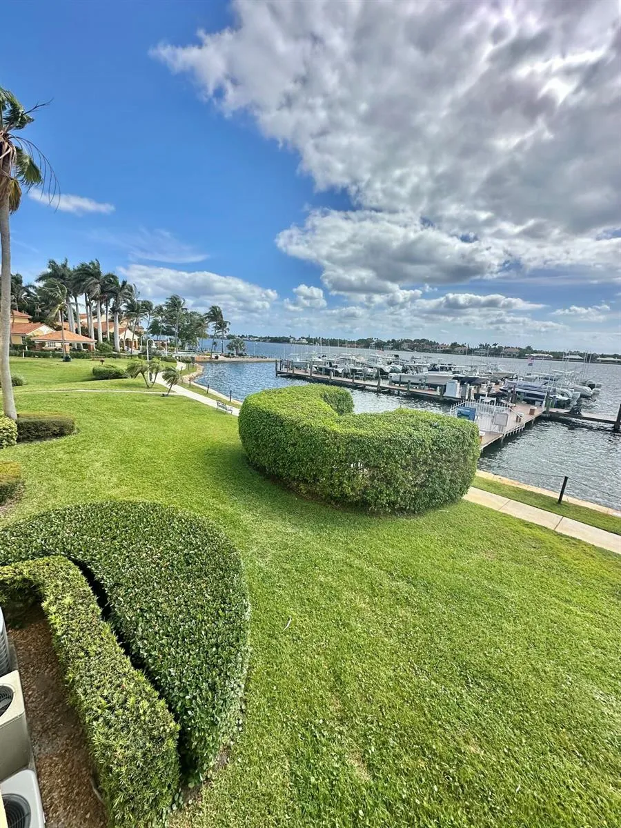 167 Yacht Club Way #204 Hypoluxo, FL 33462
