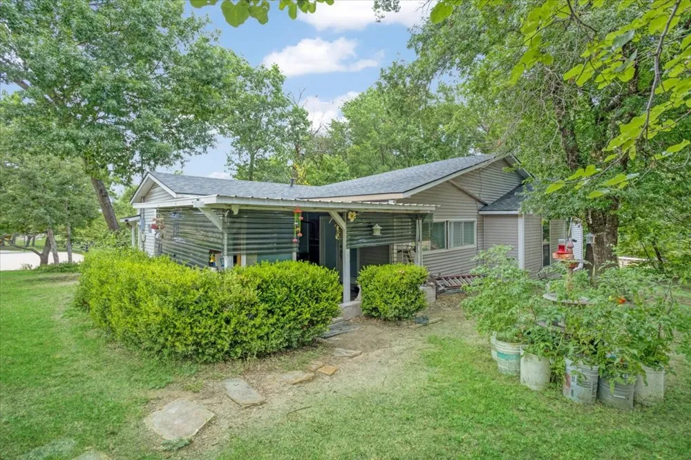 1250 Garrett Road Whitewright, TX 75491