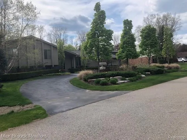 2880 BIRCHENA West Bloomfield Charter Township, MI 48324