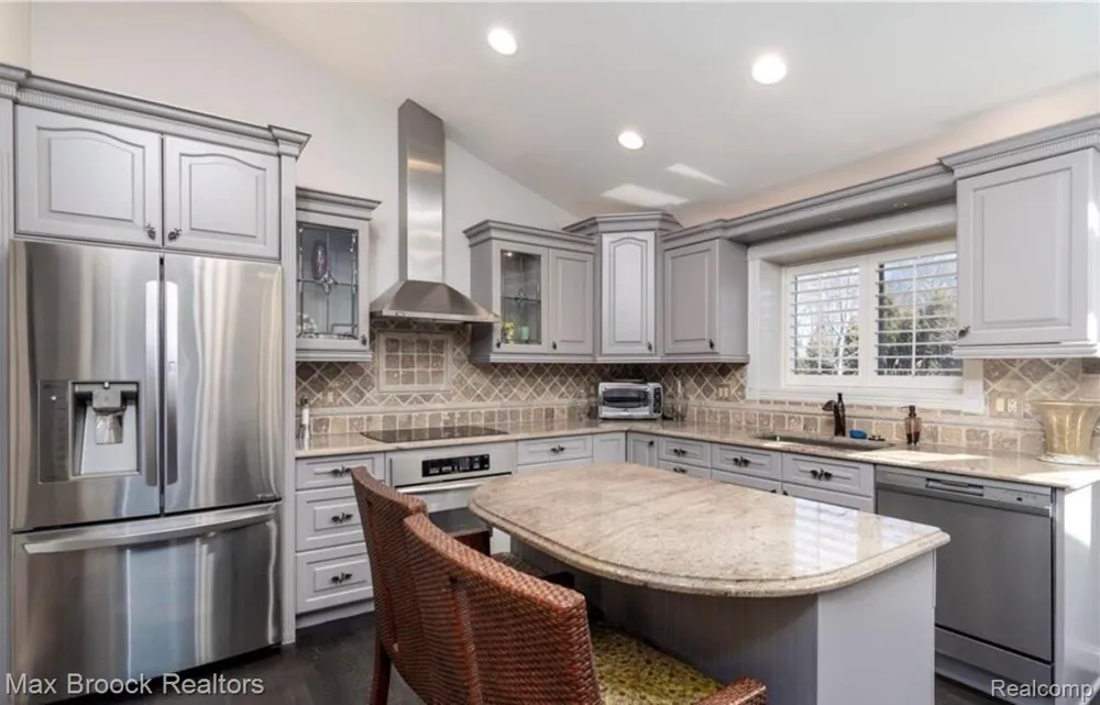 2880 BIRCHENA West Bloomfield Charter Township, MI 48324