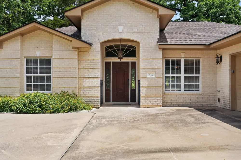 410 Pinehurst Drive New Ulm, TX 78950