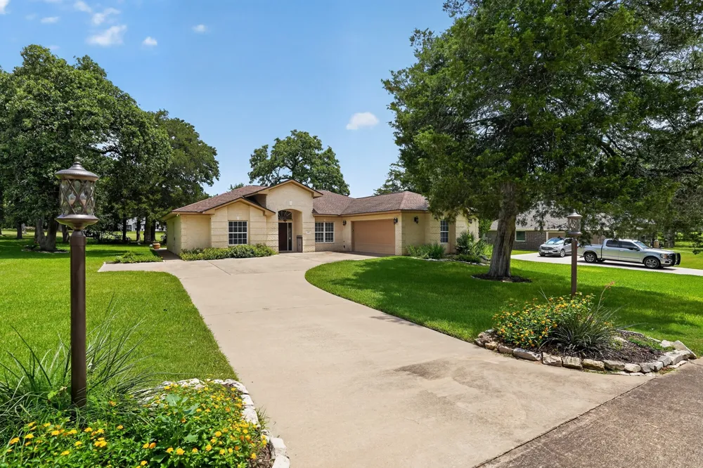 410 Pinehurst Drive New Ulm, TX 78950