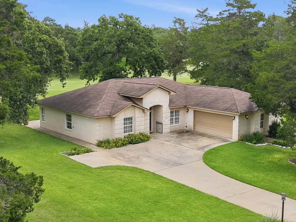 410 Pinehurst Drive New Ulm, TX 78950