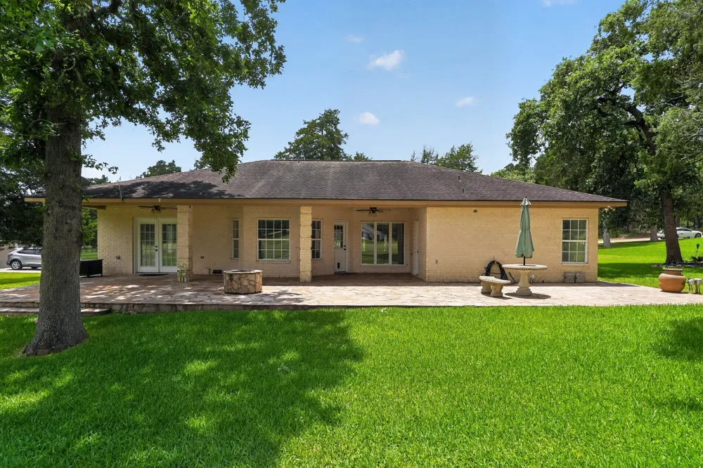 410 Pinehurst Drive New Ulm, TX 78950