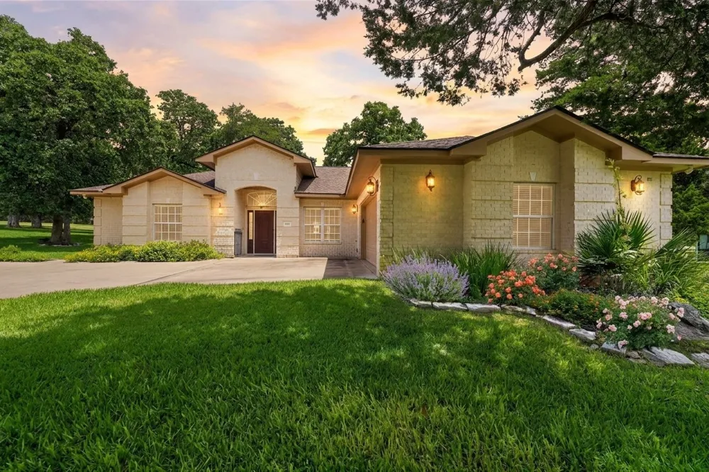 410 Pinehurst Drive New Ulm, TX 78950