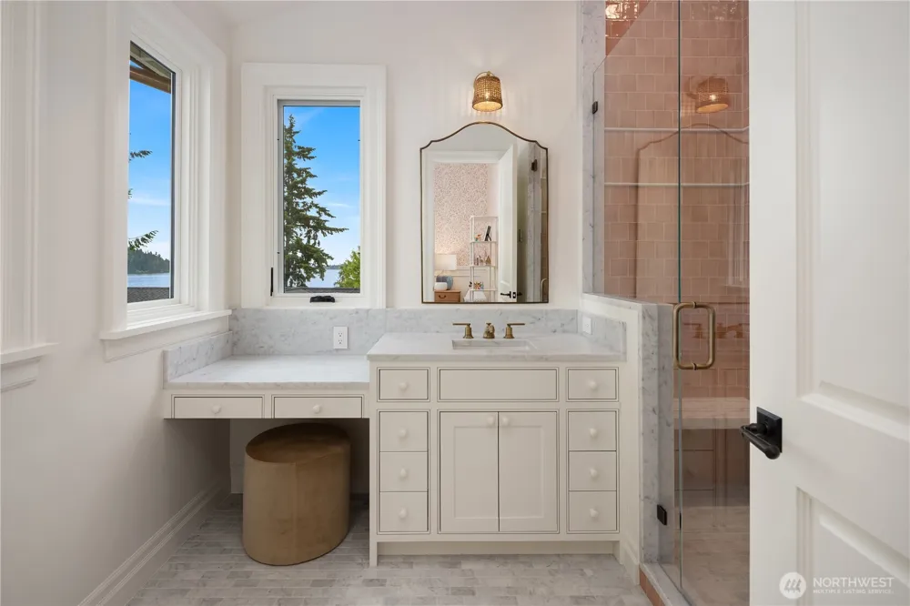 6333 77th Avenue SE Mercer Island, WA 98040