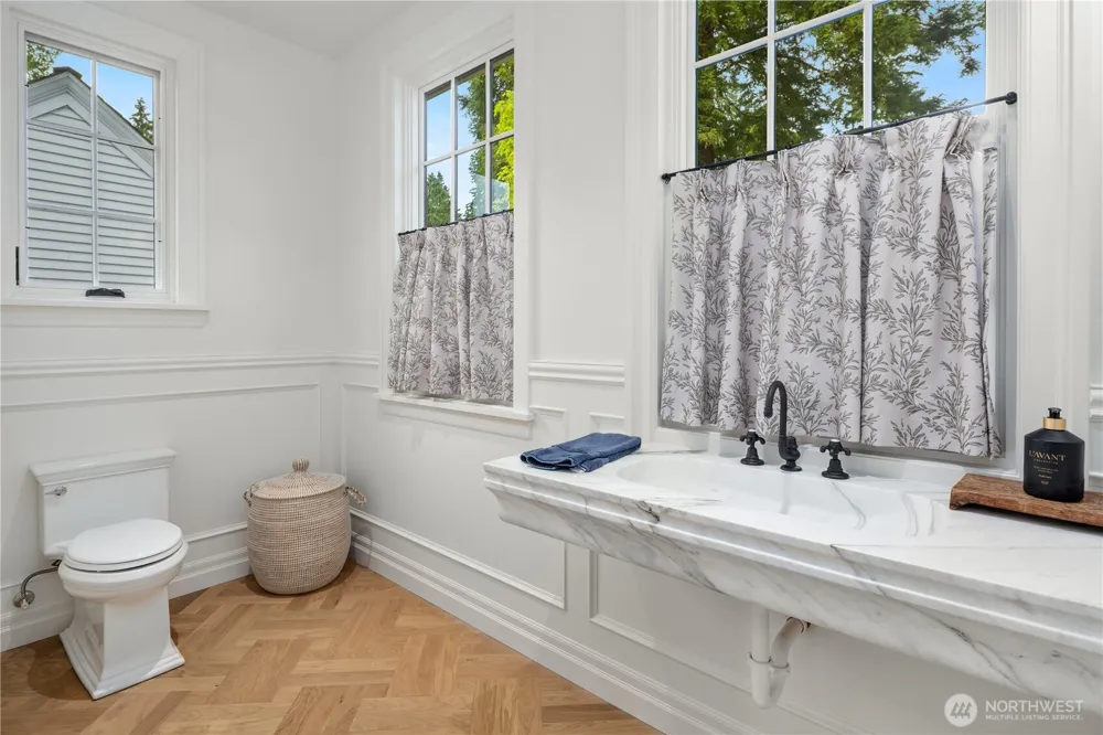 6333 77th Avenue SE Mercer Island, WA 98040
