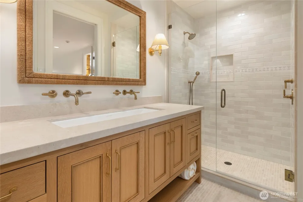 6333 77th Avenue SE Mercer Island, WA 98040