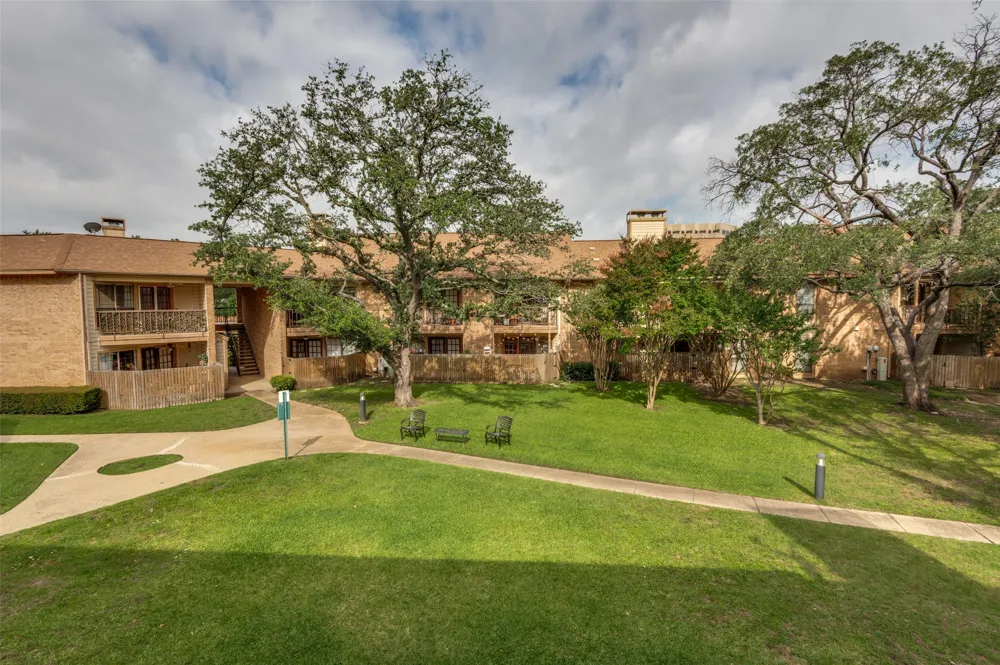 16301 Ledgemont Lane #277 Addison, TX 75001