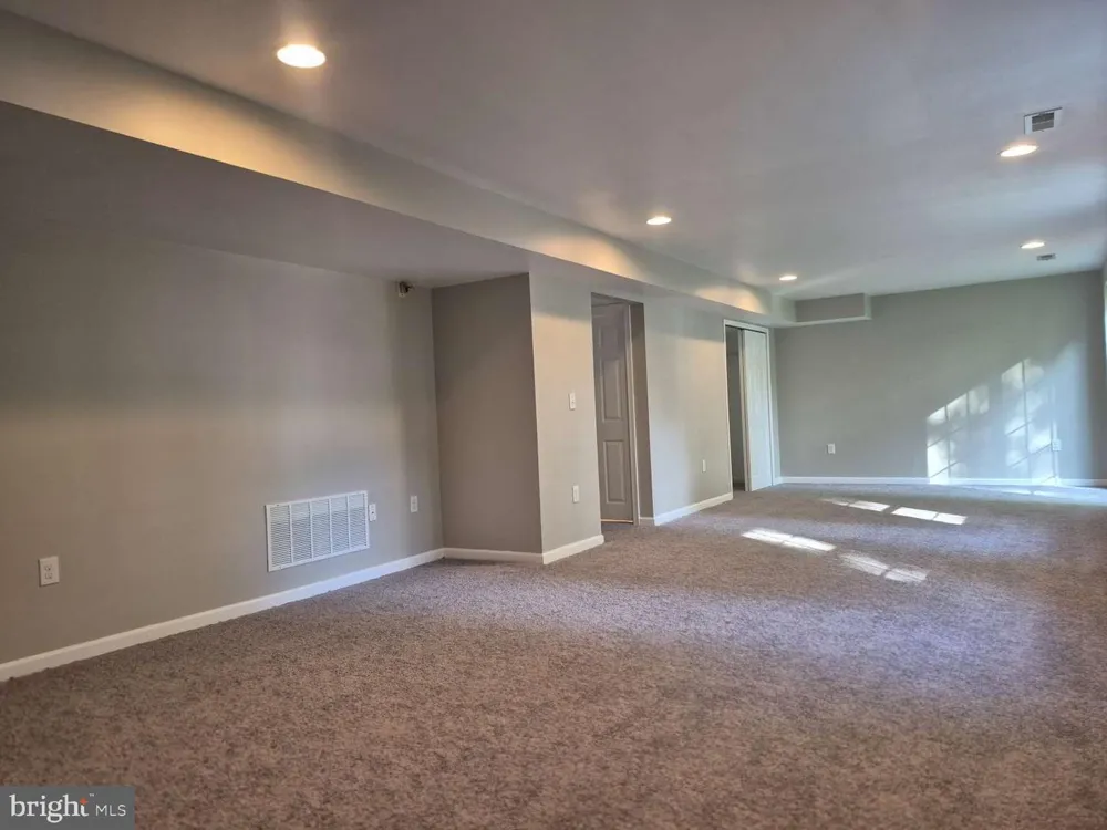 8 LOCUST LANE Swedesboro, NJ 08085