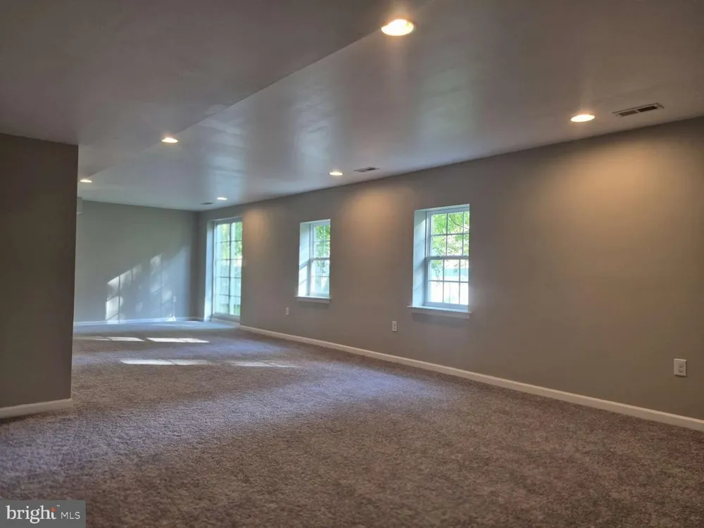 8 LOCUST LANE Swedesboro, NJ 08085