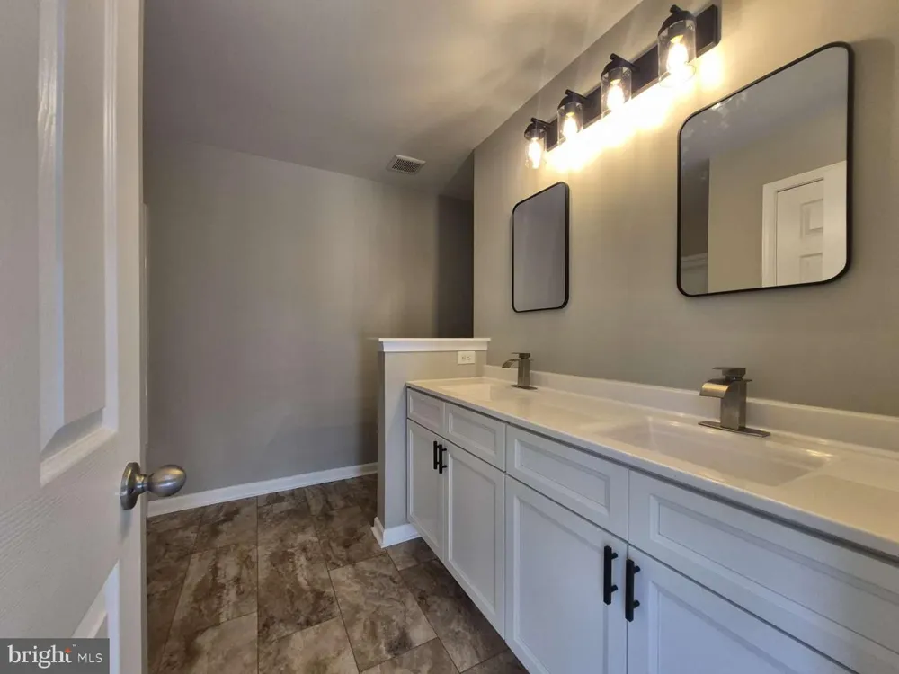 8 LOCUST LANE Swedesboro, NJ 08085