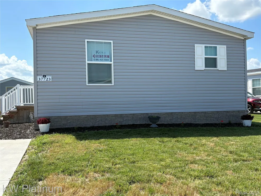 37723 Sandstone Trail Lenox Township, MI 48048