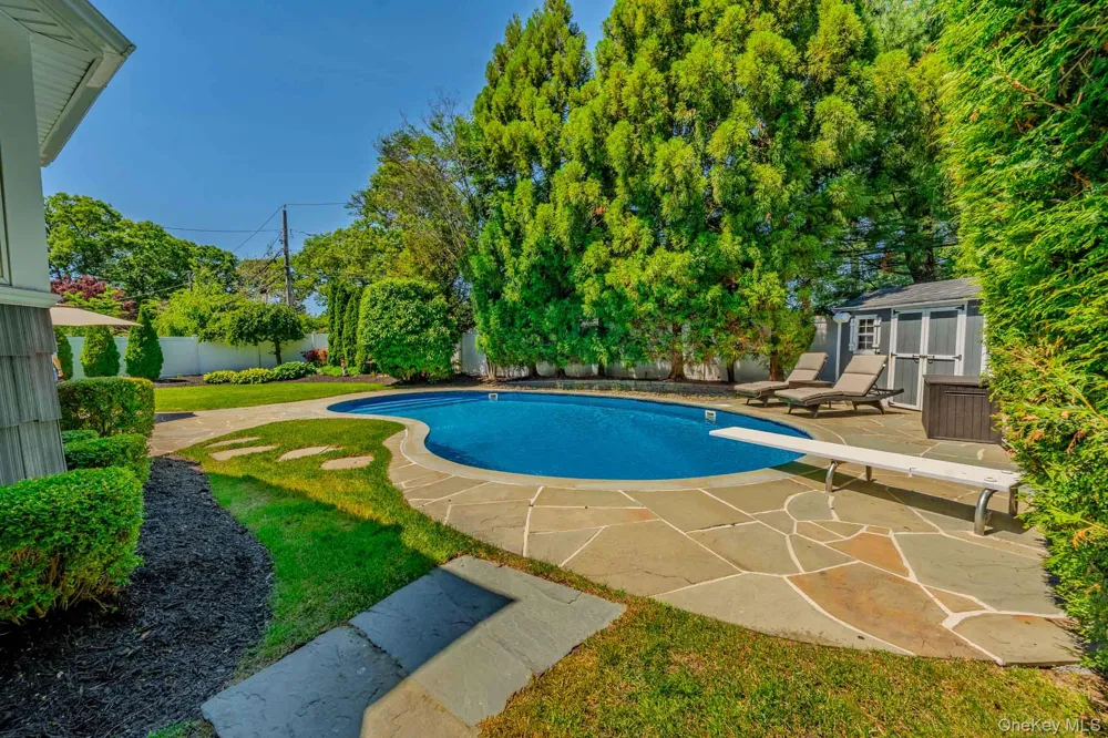 96 Eagle Lane Hauppauge, NY 11788