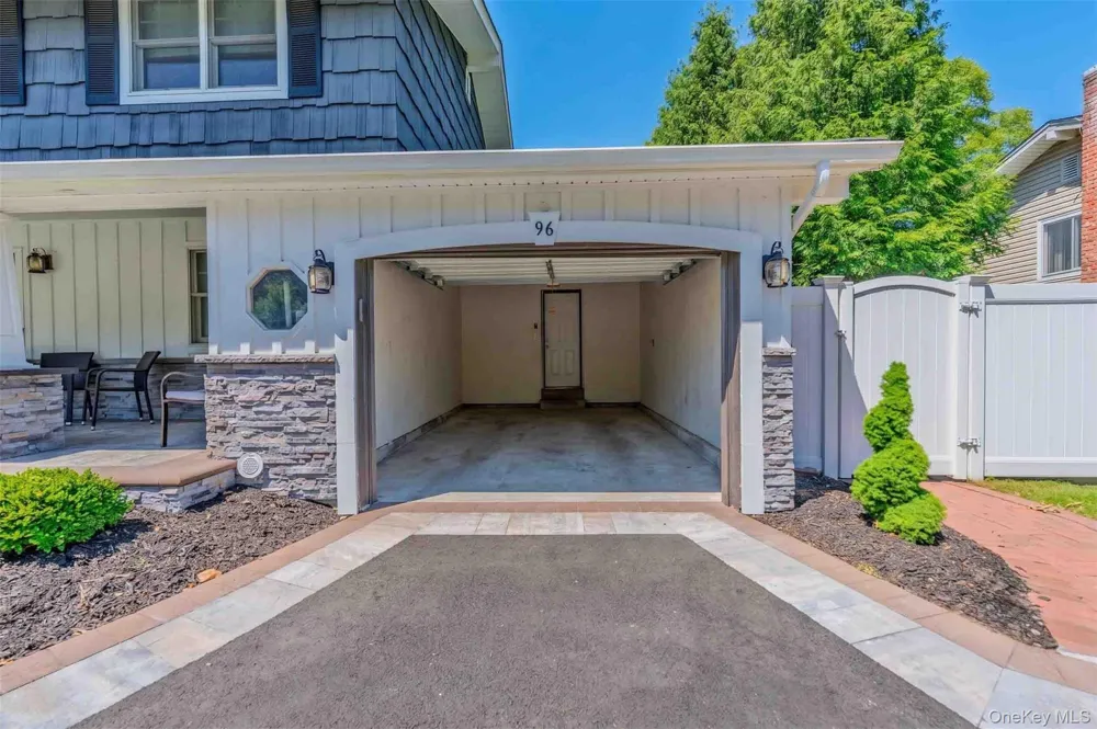 96 Eagle Lane Hauppauge, NY 11788