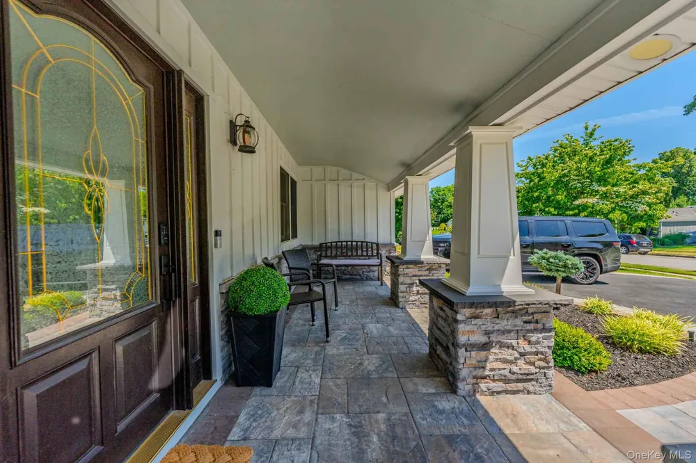 96 Eagle Lane Hauppauge, NY 11788