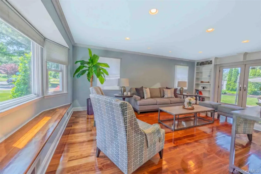 96 Eagle Lane Hauppauge, NY 11788