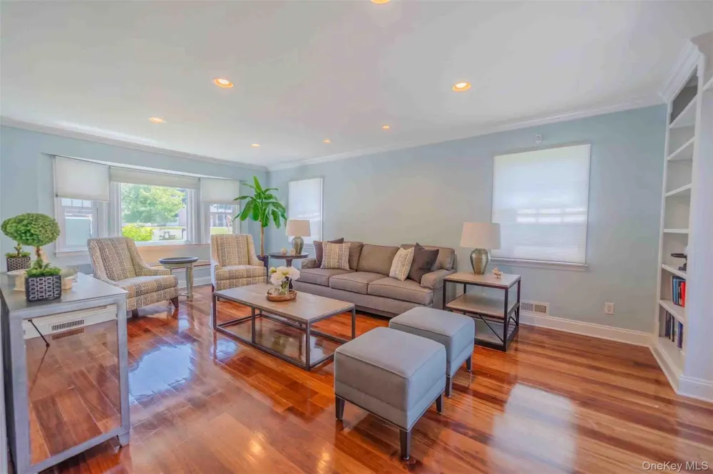 96 Eagle Lane Hauppauge, NY 11788