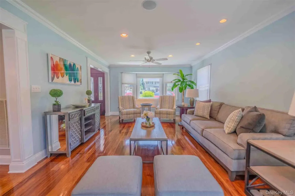 96 Eagle Lane Hauppauge, NY 11788