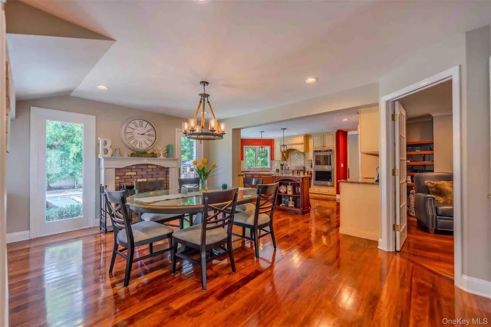 96 Eagle Lane Hauppauge, NY 11788