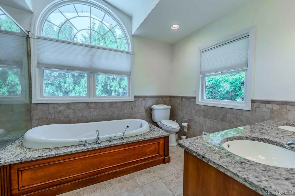 96 Eagle Lane Hauppauge, NY 11788