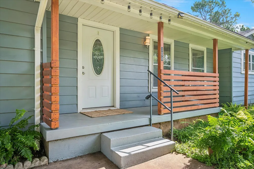 108 Reaves Lane Hurst, TX 76053