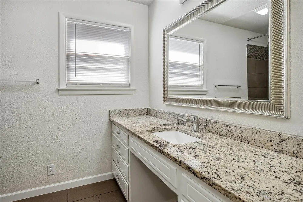 108 Reaves Lane Hurst, TX 76053