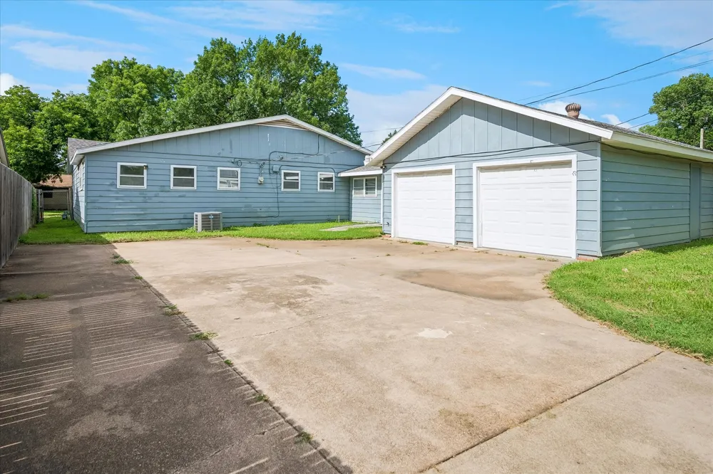 108 Reaves Lane Hurst, TX 76053