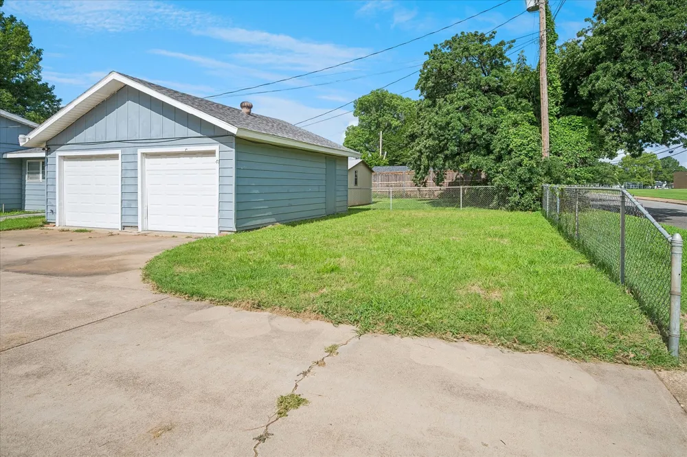 108 Reaves Lane Hurst, TX 76053